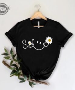 Daisy Smile Face Shirt Daisy Flower Smile Shirt Summer Women Gift Tee Daisy Womens Shirt Floral Gift For Women Mom Trendy Flower Shirt Unique