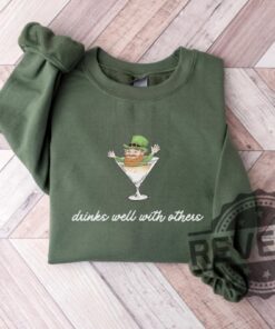 St Patricks Day Shirt Hoodie Sweatshirt Leprechaun Martini Cocktail Irish Girl Drinks Well With Others Womens Tee